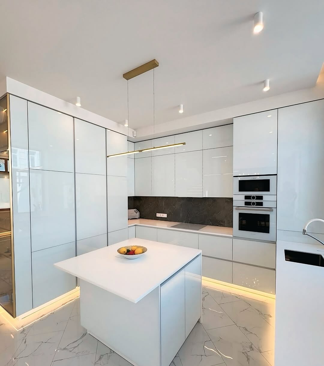 Современная светлая кухня