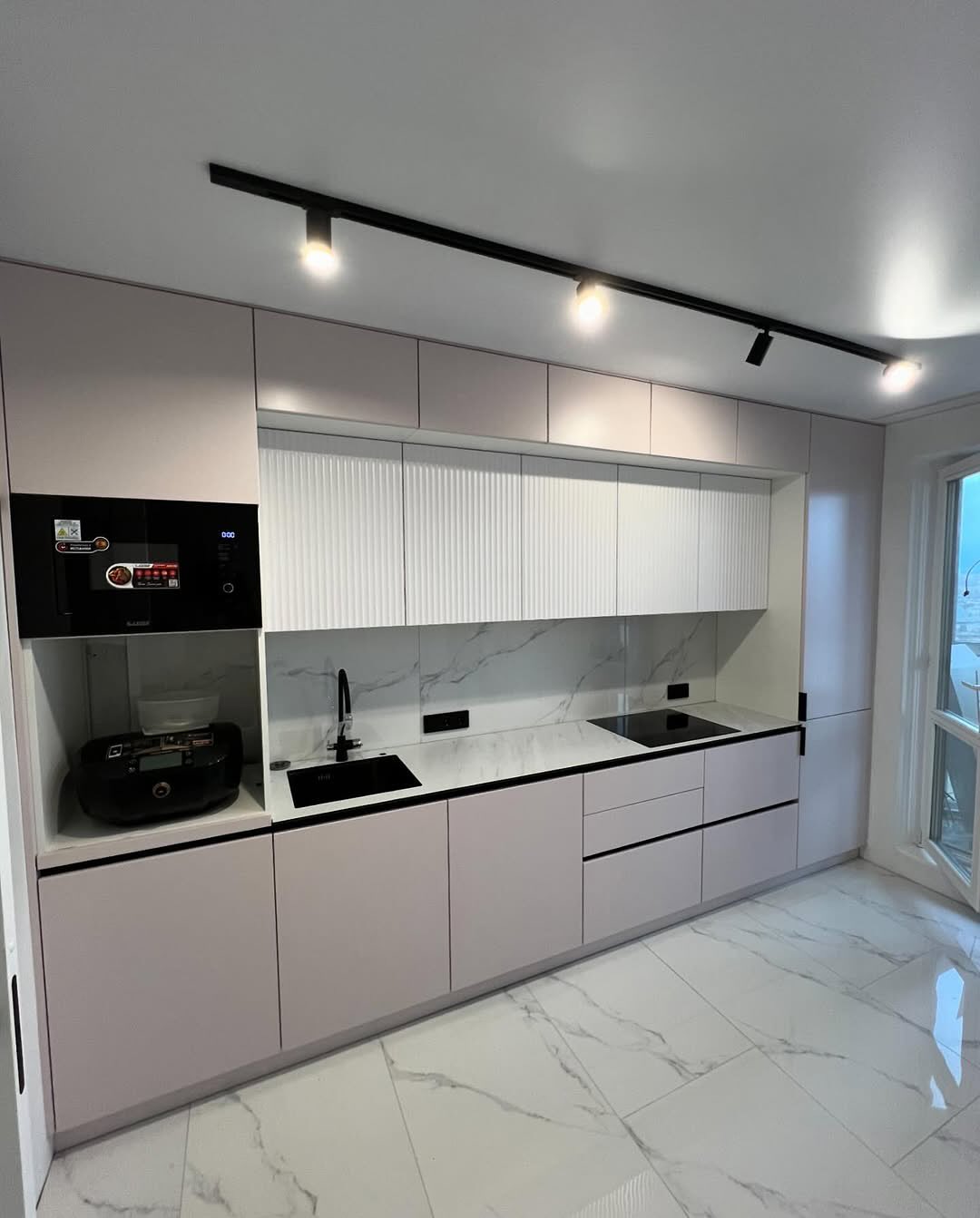 Современная светлая кухня