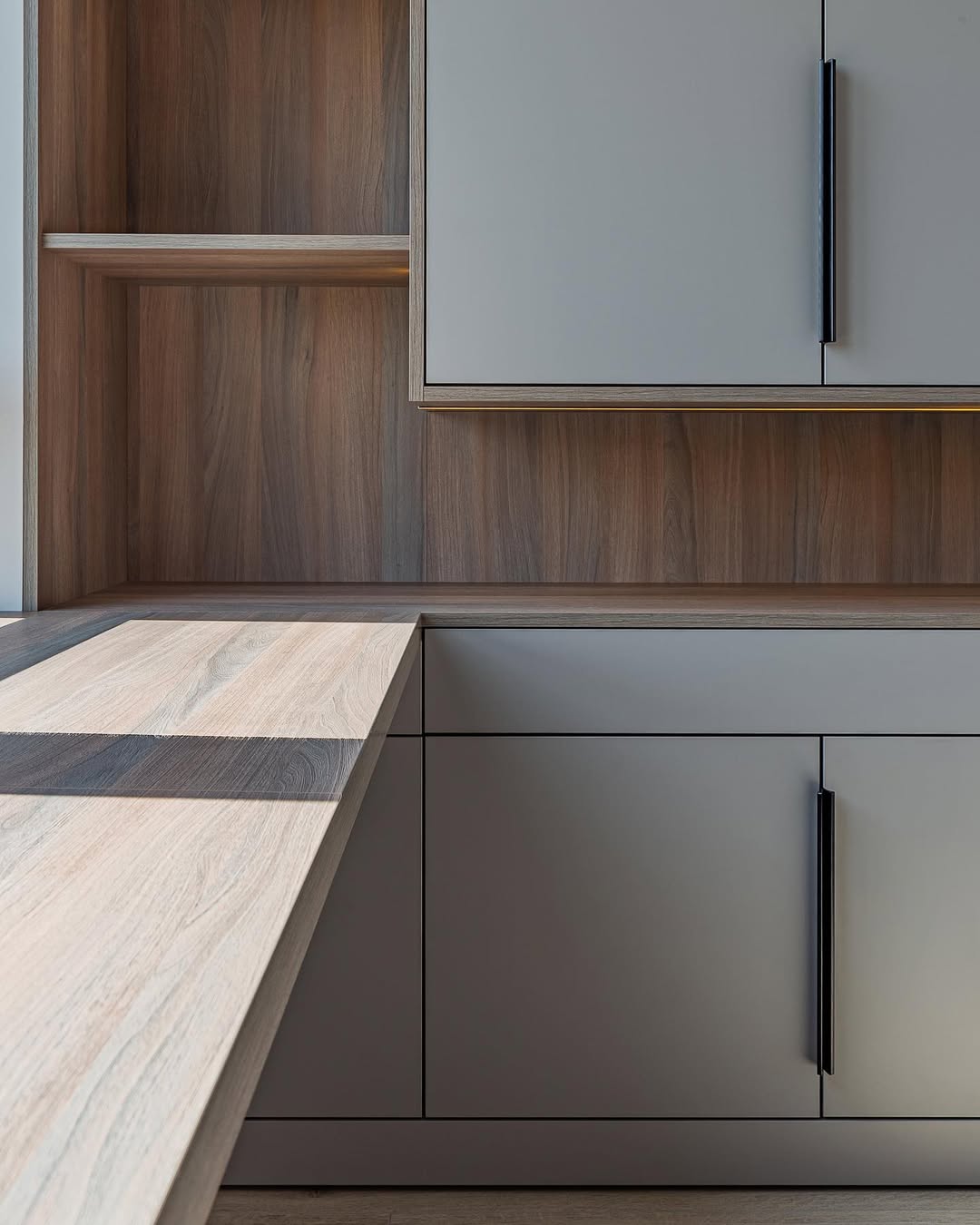 Современная светлая кухня